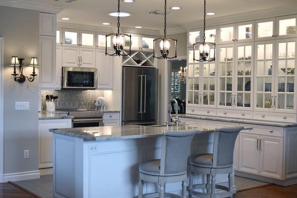 Completed kitchen with Daltile's Lamberti Bianco Quartzite being the Piece de Resistance.