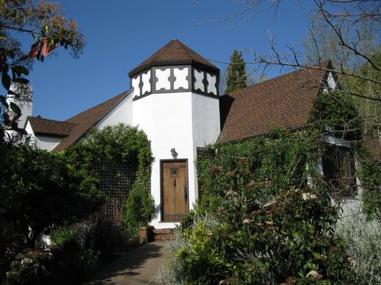 San Anselmo Tudor Castle for Sale $1.3
 Unique property located near town. Sparkling pool, 3 bedroom, 3 bath www.12calumet.com