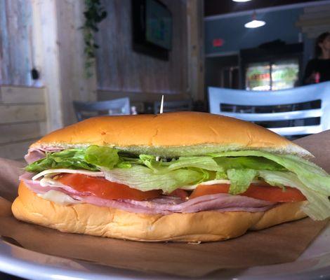 Medianoche Sandwich with Lettuce and Tomatoes / Sandwich Medianoche con Lechuga y Tomate