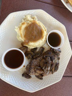 Filet, mushrooms and mashed