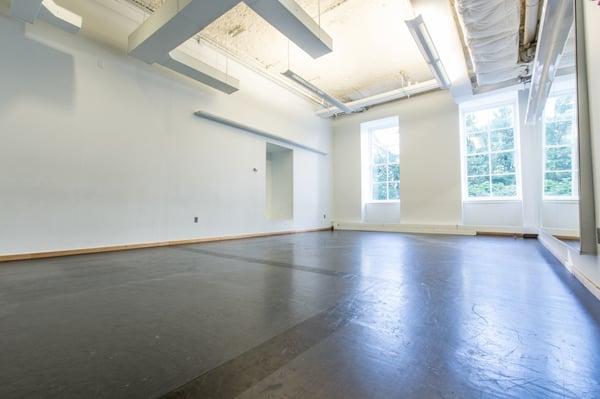 Studio F: A cozy space with large windows facing south.