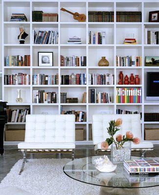 Wall-to-wall shelving - functional and dramatic