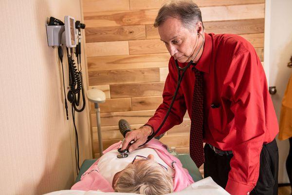 Dr. Thomas Huffman, MD examines a patient at Freedom Health.