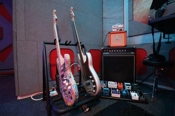 Guitar corner of the Audimute Spaceship studio!