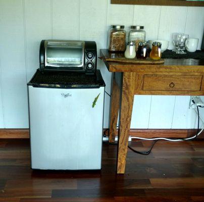 Fridge and toaster oven in the common area. In Hawaii, live geckos are your fridge magnets ;)