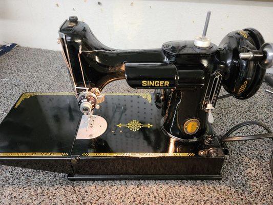 Singer 221 Featherweight sewing machine