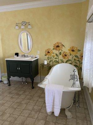 Sangiovese Room bathroom tub