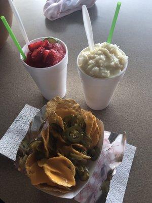 Strawberry limeade, raspa de coco con crema, y nachos