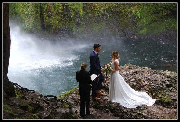 Elopement at Wahclella falls