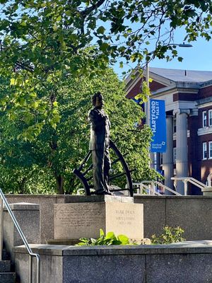 Statue of mark Twain out front