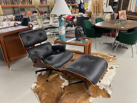 Fully restored Charles Eames for Herman Miller recliner in rosewood and NEW black leather.