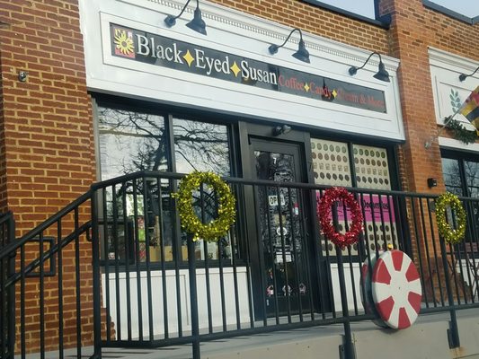 Dainty eye-catching store front.