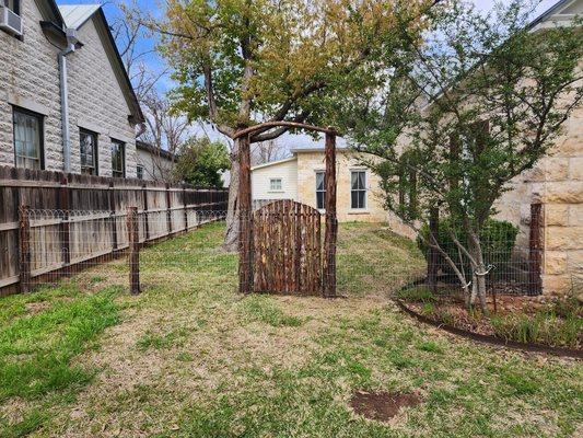 Nice Oma loop fence and metal framed gate for a secure doggy area