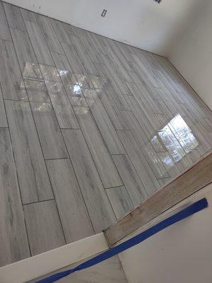 Wood plank glossy floor tile