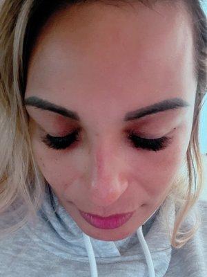 Hybrid eyelashes and ombré brow powder