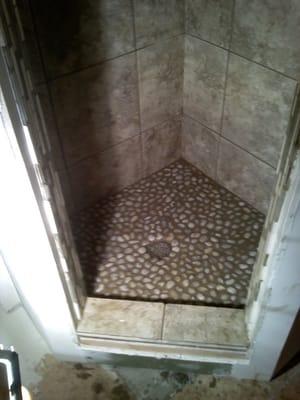 Tile shower w/ pebble stone floor, McCall ID