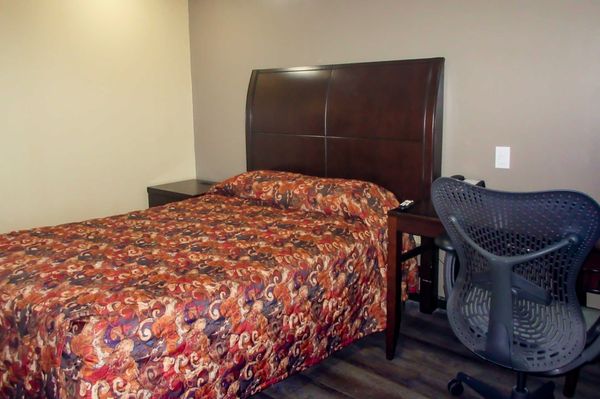 Econo Lodge Inn & Suites