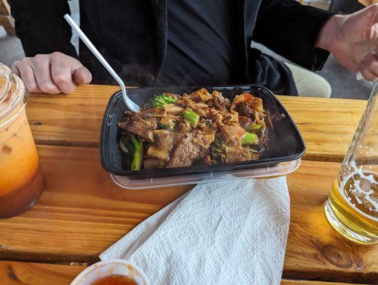 Wide noodles with beef and broccoli