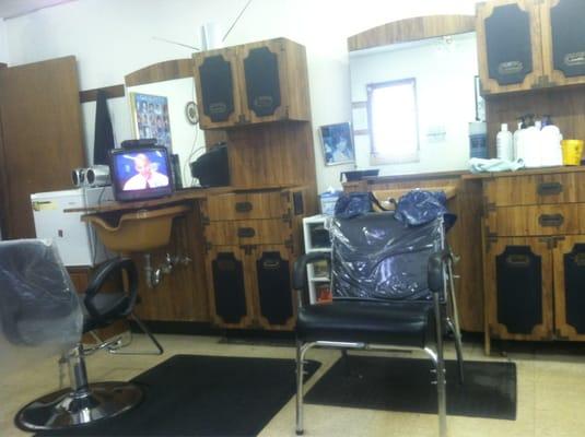 Doug's Barber & Beauty Shop