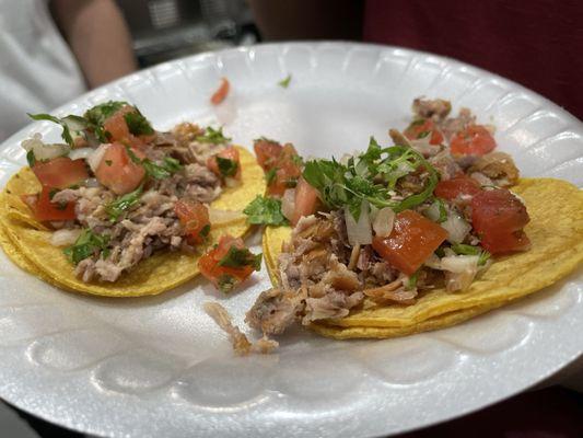 Tacos de carnitas con picodegallo