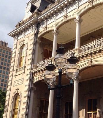 You'll find historic 'Iolani Palace surrounded by modern structures