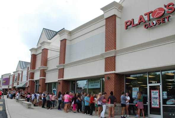 This is an exterior view of our Plato's Closet Mooresville store.