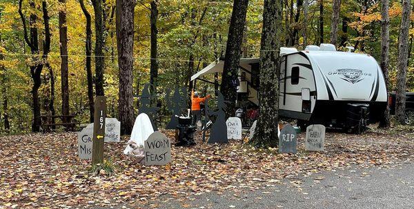 Camping Halloween 2021