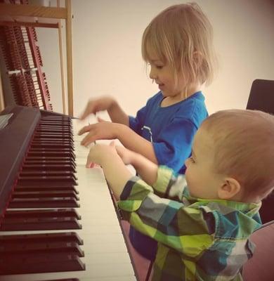 Kids ages 3-5 play violin, piano, drum set, guitars & ukuleles - plus, we practice writing notes & rests in our Intro to Instruments Class!