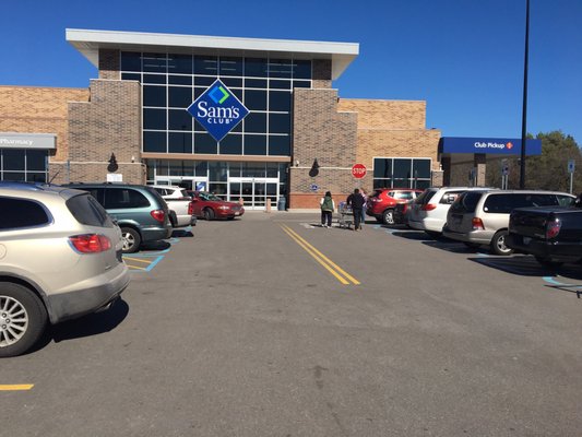 Can they make the lanes of the parking lot any narrower! Nice store, but they should take cues from Costco when designing the parking lot.