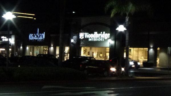 The larger stores of Park Valley Center did have many shoppers but there was holiday shoppers .