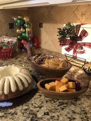 Mud pie reindeer, Buffalo-plaid bowls