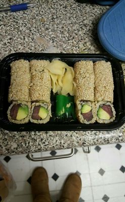 Tuna avocado roll with brown rice