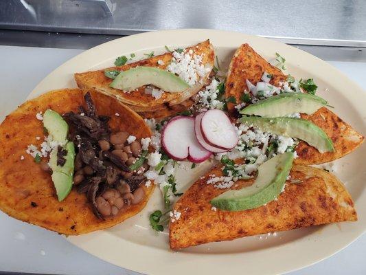 Tacos al carbon . Opciones de Carne  :azada (skirt steak)  , pastor carnitas ,lengua ,tripa ,chorizo.