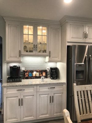 Transitional Cabinets in Arctic White Nickel. LG Everest Quartz Counters, Trevi Pull Polished Nickel Handle Pulls. Main Splash is Element Cl