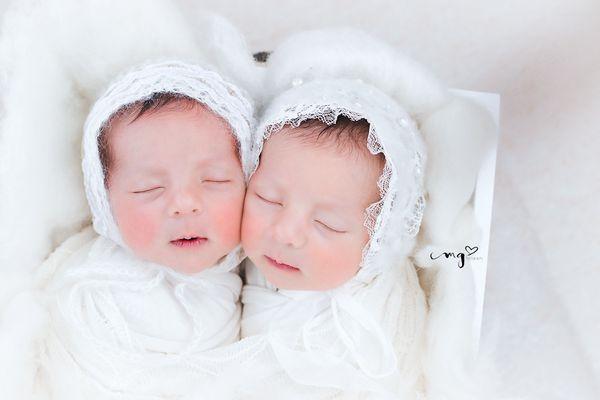 Twin newborn photography