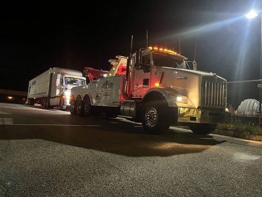 Heavy Towing Alexandria Virginia Tow Truck. Tractor and trailer towing Alexandria VIrginia