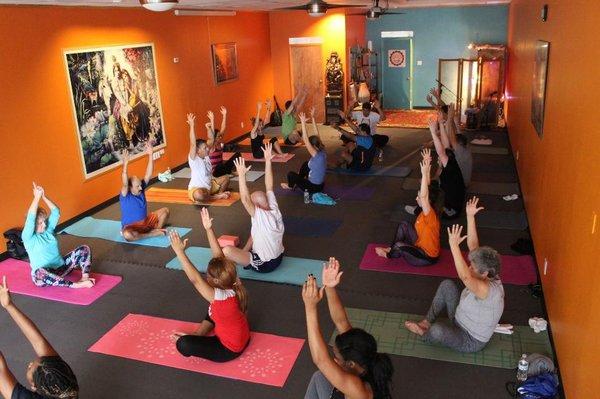 Typical class at the Devanand Yoga Center