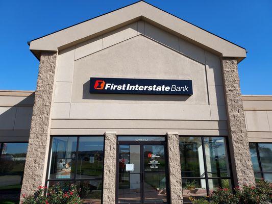 Exterior image of First Interstate Bank in Lincoln, NE.