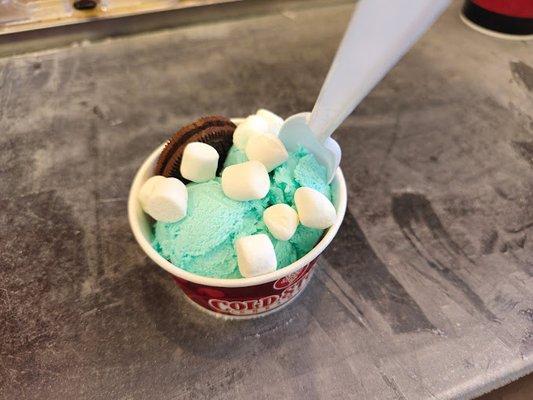 Cottoncandy ice cream with Oreo and marshmallows