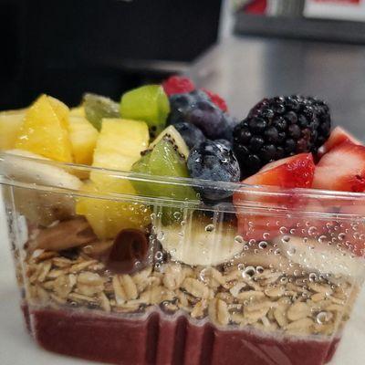 Roll and bowl Acai bowl