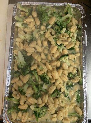 GNOCCHI AND BROCCOLI GARLIC & OLIVE . FOR 15 to 20 PEOPLE FULL TRAY. DELICIOUS