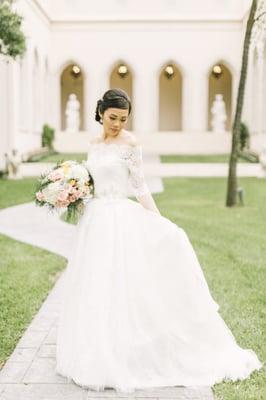 Stunning bride at the beautiful Chateau Cocomar. Captured by Alicia Pyne Photography.