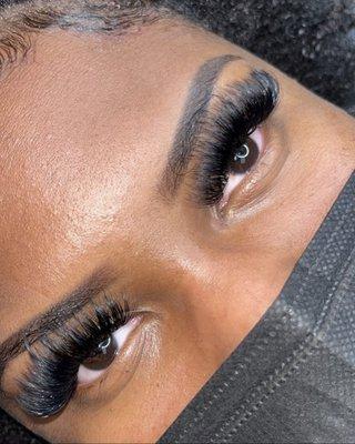 Individual Lashes by @blinkssbykayy on Instagram.