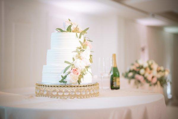 Beautiful complimentary cake stand.