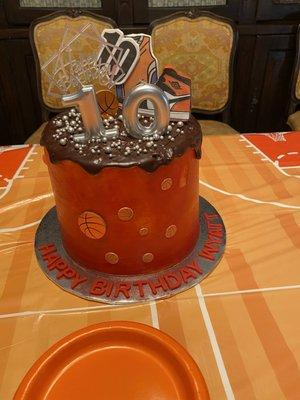 Adorable little basketballs all around the cake.