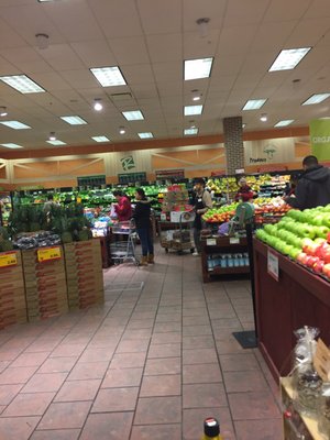 Roche Bros of Acton -- 387 Massachusetts Avenue / Route 111, Acton              Interior