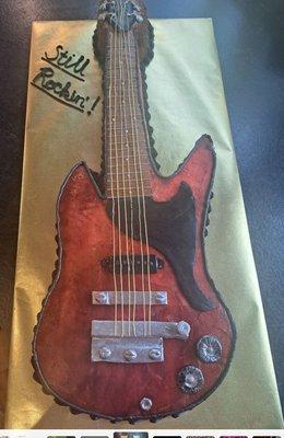 An electric  guitar cake