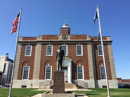 Statue of Harry Truman in front of the courthouse