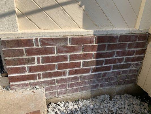 No drip cap installed at the top. Mortar joints from 1/4" to 1" apart.