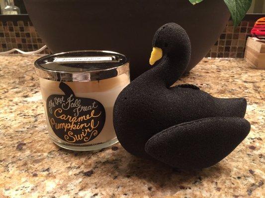 This candle smells so yummy!! The swan is so cool. My daughter loves it.